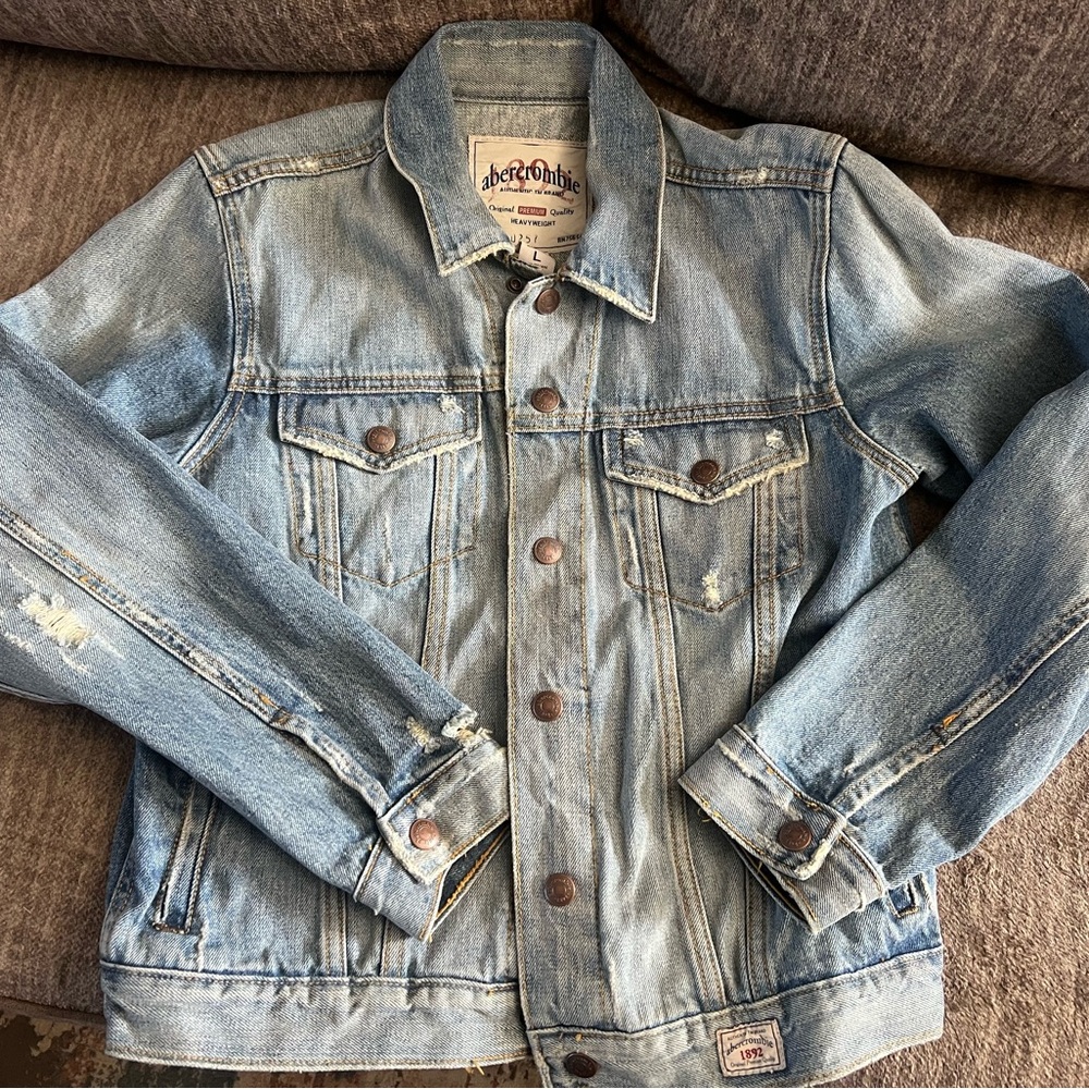 Men’s Vintage Distressed Abercrombie denim jean jacket size large
